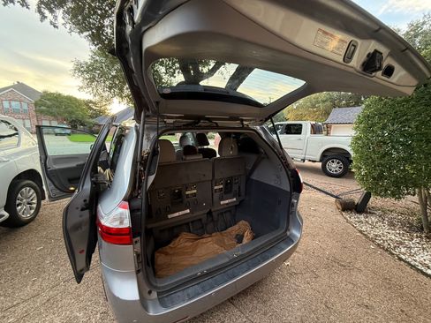 Used 2017 Toyota Sienna XLE Premium FWD image 12