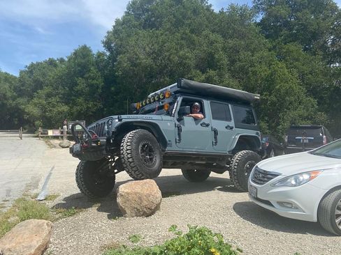 Used 2015 Jeep Wrangler Unlimited Rubicon w/ Connectivity Group image 9