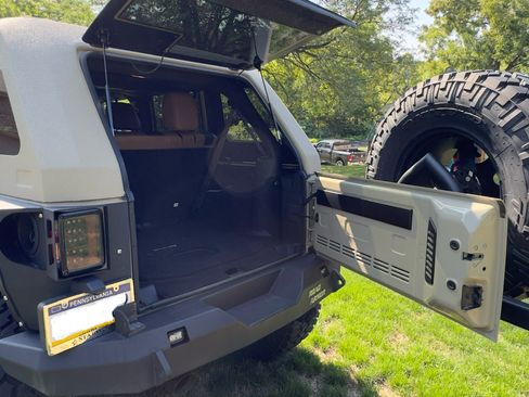 Used 2017 Jeep Wrangler Unlimited Rubicon w/ Connectivity Group image 15