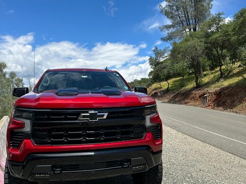 Used 2024 Chevrolet Silverado 1500 LT Trail Boss w/ Convenience Package II image 9