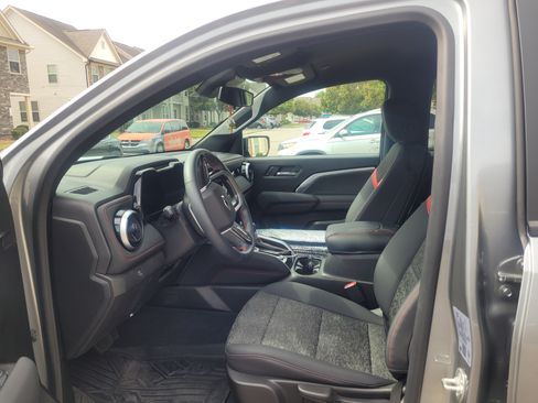 Used 2024 Chevrolet Colorado Z71 image 4