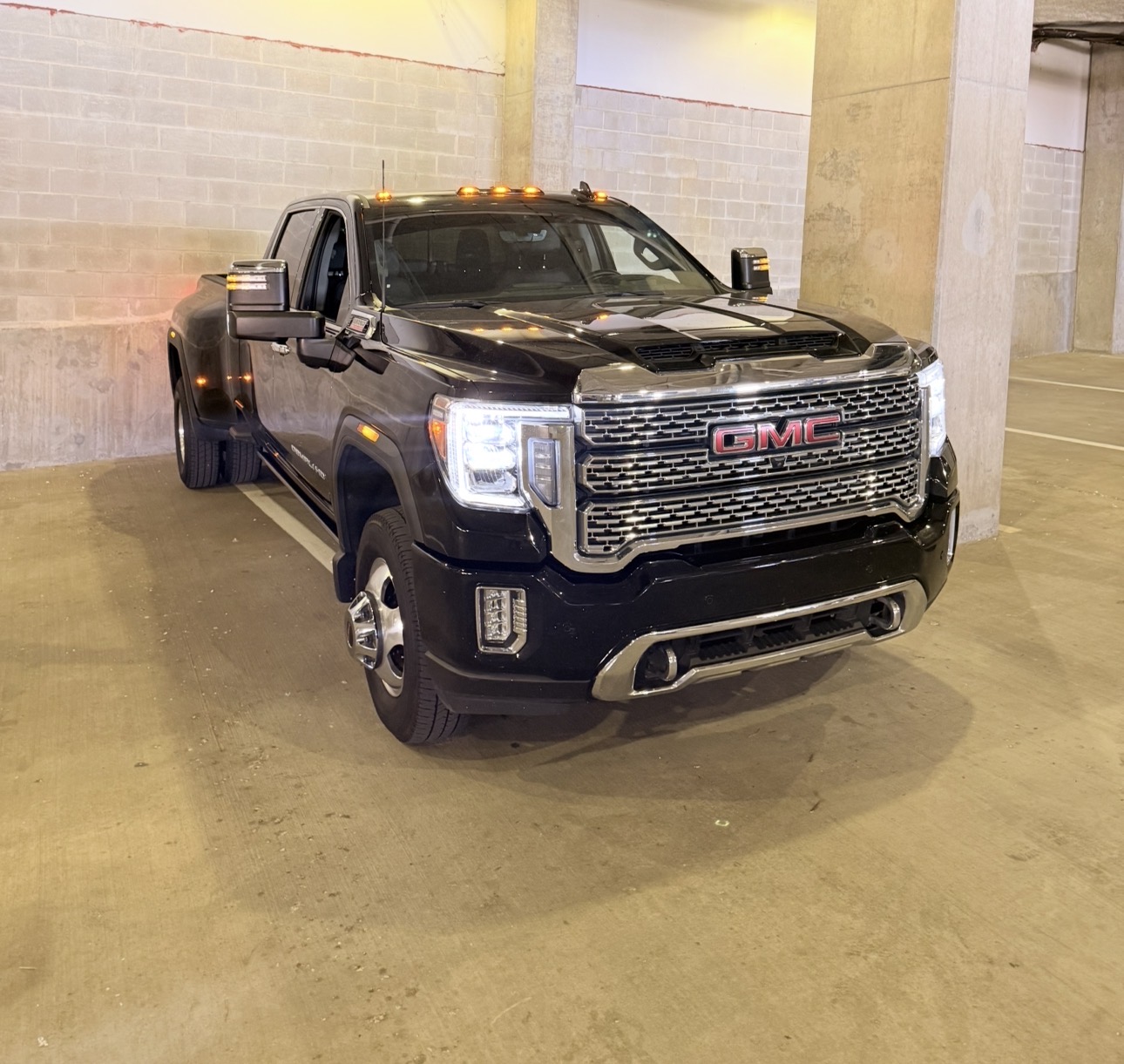 Used 2023 GMC Sierra 3500 Denali w/ Denali Ultimate Package AWD/4WD image 16