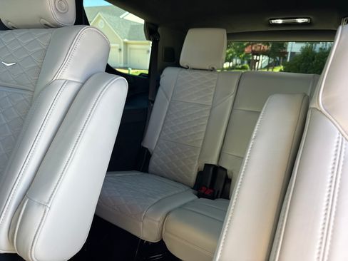 Used 2025 Cadillac Escalade Sport Platinum w/ LPO, Floor Liner Package AWD/4WD image 18