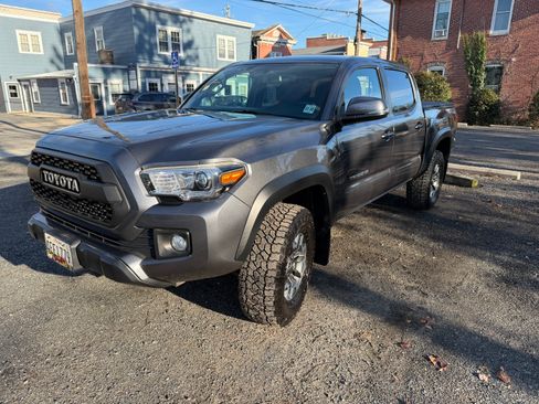 Used 2017 Toyota Tacoma TRD Off-Road w/ Tow Package (A/T) image 1