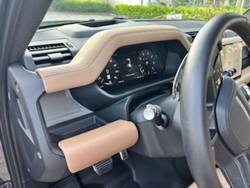 Used 2025 Land Rover Defender 110 V8 image 9