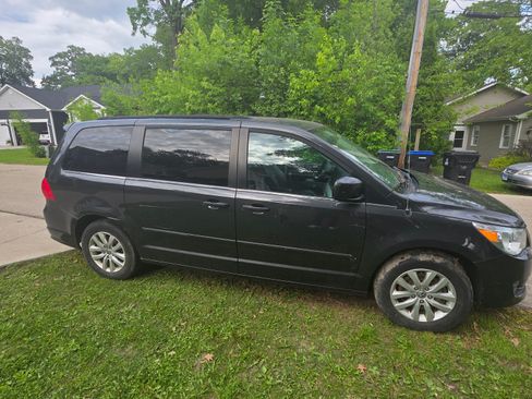 Used 2012 Volkswagen Routan SE image 15