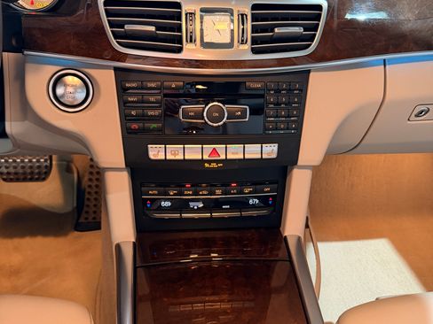 Used 2015 Mercedes-Benz E 350 E 350 4MATIC Sedan 4D image 9