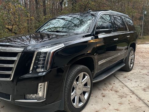 Used 2018 Cadillac Escalade Premium Luxury image 9