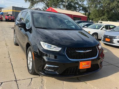 Used 2025 Chrysler Pacifica Select