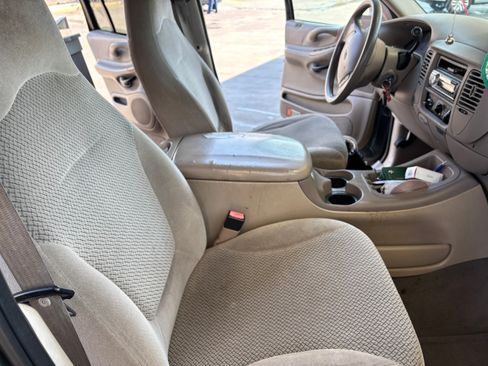 Used 2001 Ford Expedition XLT image 8