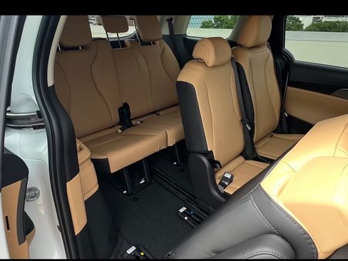 Used 2023 Kia Carnival LX FWD image 9