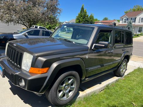 Used 2006 Jeep Commander 4WD image 2