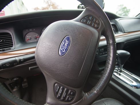 Used 2004 Ford Crown Victoria LX image 25