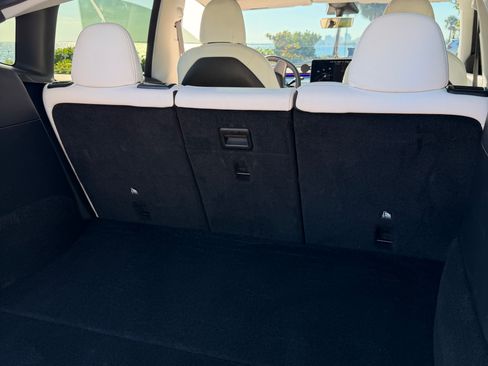 Used 2022 Tesla Model Y Long Range image 8