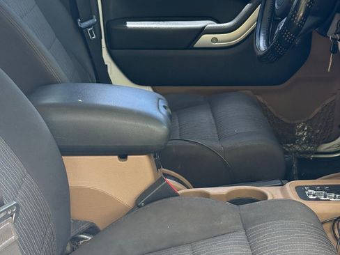 Used 2012 Jeep Wrangler Unlimited Sahara w/ Connectivity Group AWD/4WD image 10