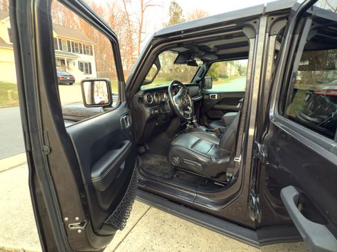 Used 2019 Jeep Wrangler Unlimited Sahara w/ Quick Order Package 24M Moab image 13