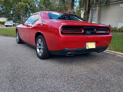 Used 2015 Dodge Challenger SXT image 5