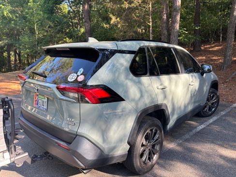 Used 2022 Toyota RAV4 XLE Premium AWD/4WD image 8