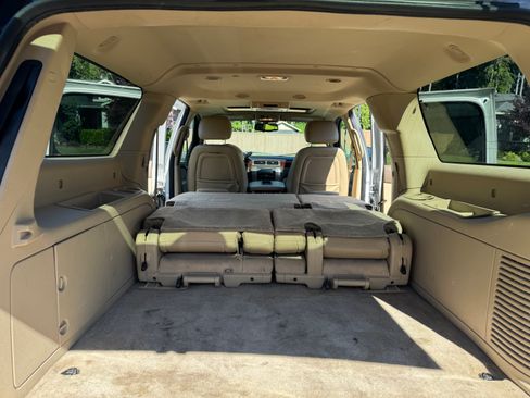 Used 2010 GMC Yukon XL SLT w/ SLT-2 Equipment Package AWD/4WD image 4