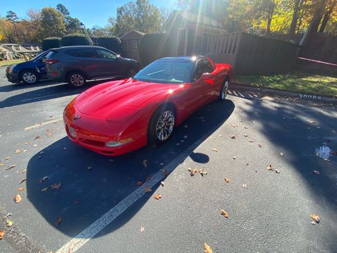Used 2004 Chevrolet Corvette Coupe w/ Roof Package image 2