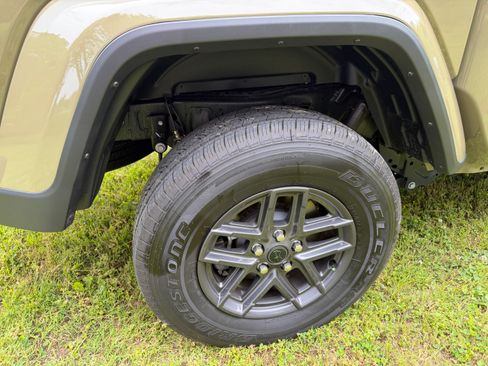 Used 2025 Jeep Gladiator Sport AWD/4WD image 15
