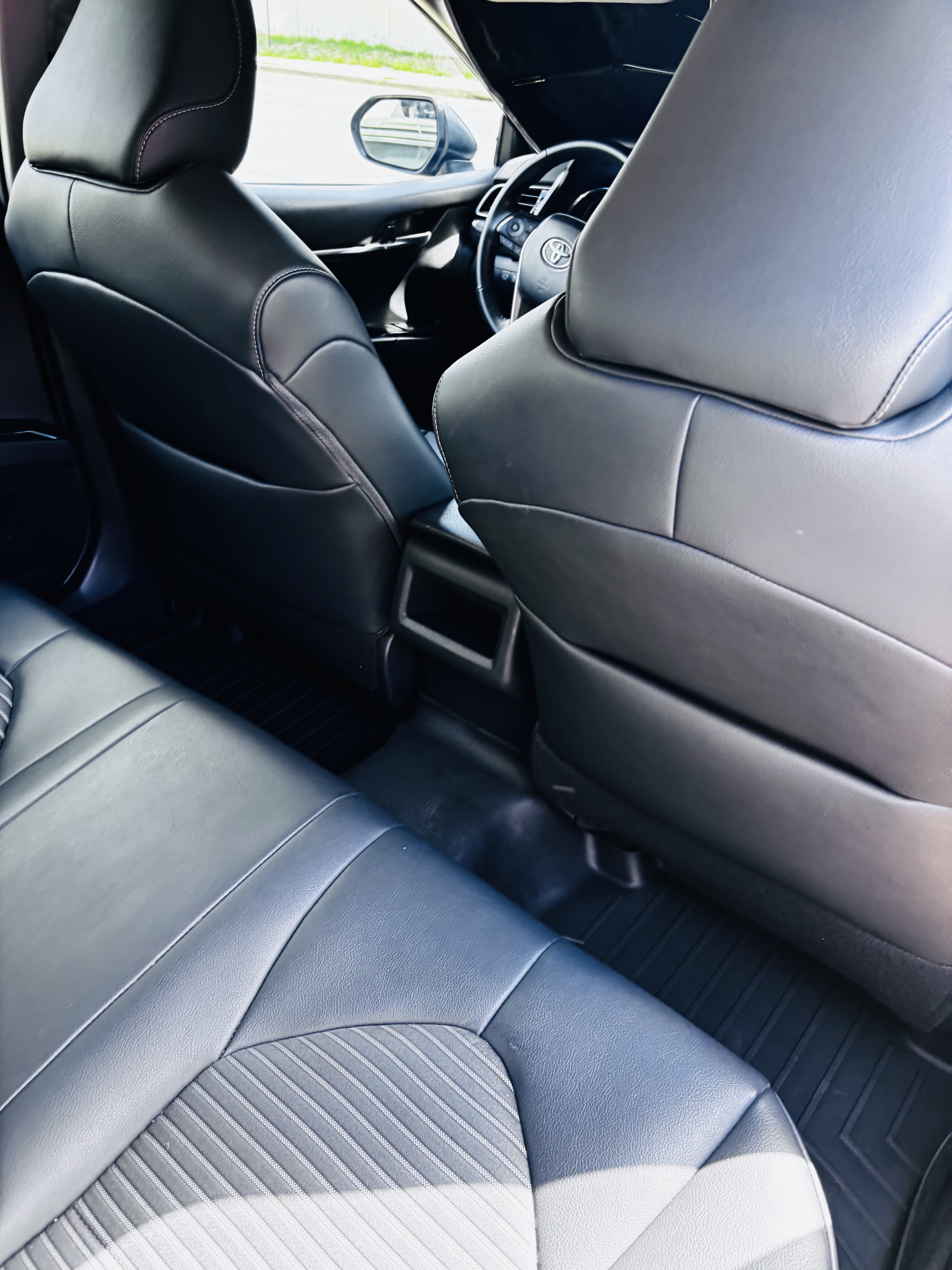 Used 2019 Toyota Camry SE w/ Convenience Package FWD image 11