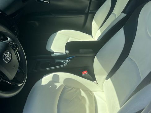 Used 2019 Toyota Prius L Eco w/ Carpet Mat Package image 6