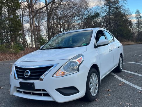 Used 2017 Nissan Versa SV image 1