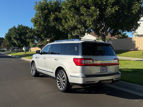Used 2018 Lincoln Navigator Select w/ Technology Package AWD/4WD image 2