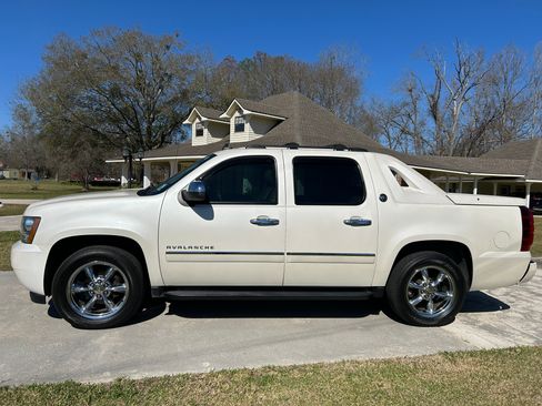 Used 2013 Chevrolet Avalanche LTZ image 2