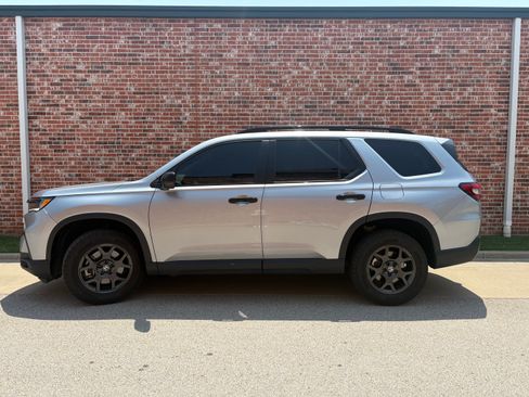 Used 2025 Honda Pilot TrailSport image 1