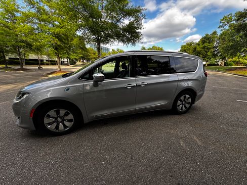 Used 2018 Chrysler Pacifica Limited w/ Advanced Safetytec Group FWD image 1
