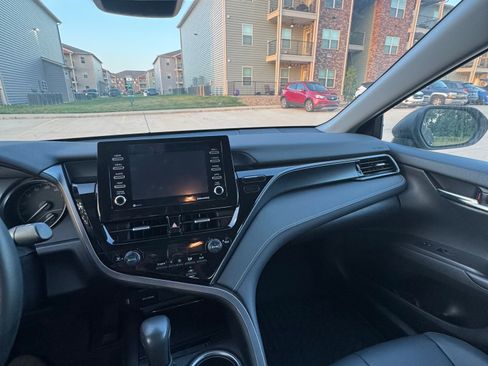 Used 2022 Toyota Camry SE FWD image 1