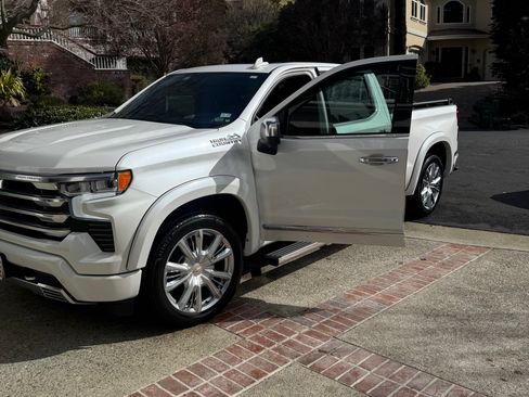 Used 2024 Chevrolet Silverado 1500 High Country w/ Technology Package image 4