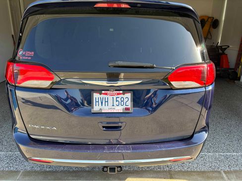 Used 2017 Chrysler Pacifica Touring-L Plus FWD image 4