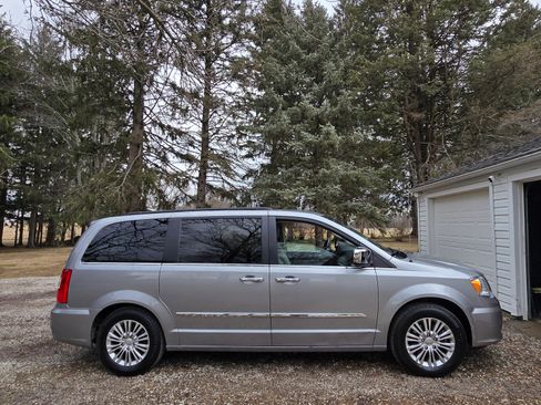Used 2013 Chrysler Town & Country Touring-L w/ Driver Convenience Group image 5