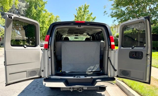 Used 2008 Chevrolet Express 3500 Passenger w/ LT Preferred Equipment Group RWD image 12