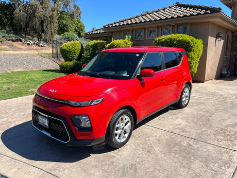 Used 2022 Kia Soul LX w/ Technology Package FWD image 1