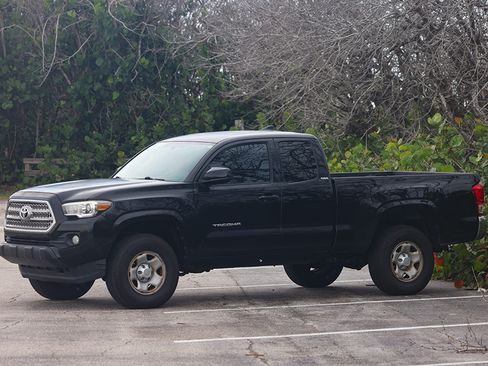Used 2016 Toyota Tacoma SR5 w/ Towing Package RWD image 4
