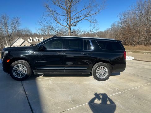 Used 2021 GMC Yukon XL SLT w/ SLT Premium Package image 6