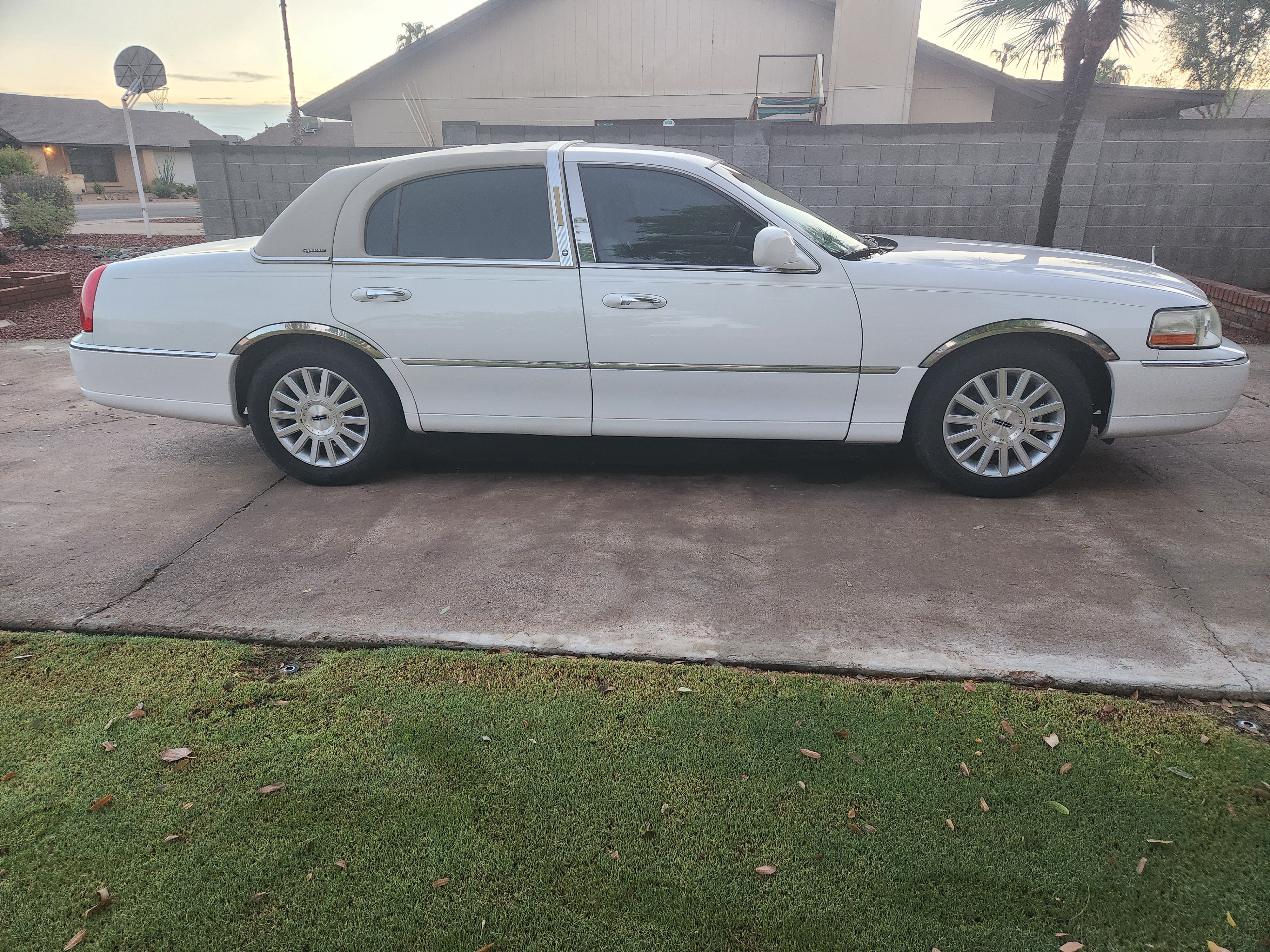 Used 2003 Lincoln Town Car Executive RWD image 5