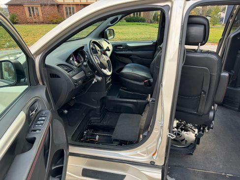 Used 2014 Dodge Grand Caravan R/T w/ Safety Sphere Group image 11