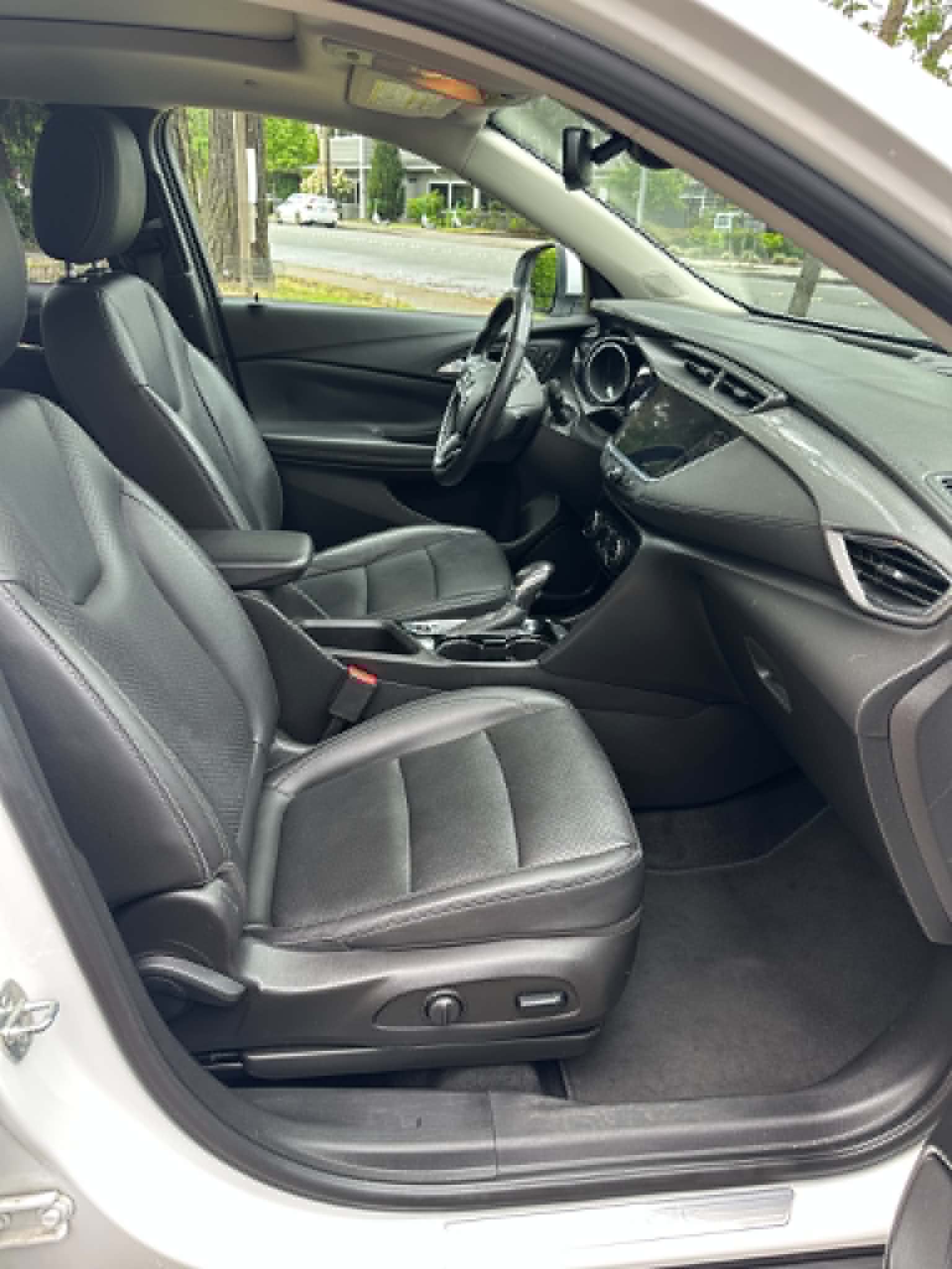 Used 2021 Buick Encore GX Essence w/ Experience Buick Package FWD image 29