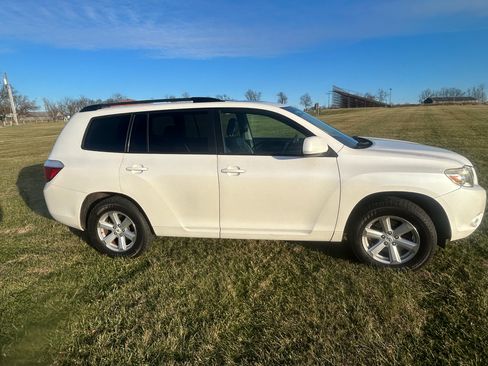 Used 2010 Toyota Highlander SE image 2
