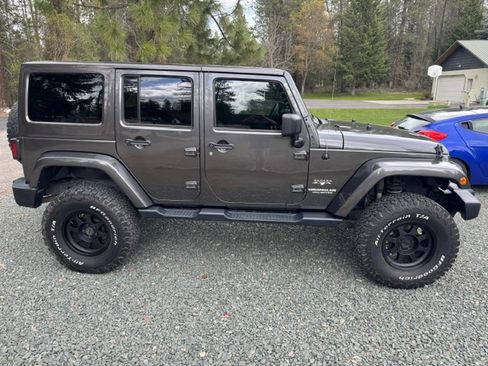 Used 2017 Jeep Wrangler Unlimited Sahara w/ Max Tow Package AWD/4WD image 5