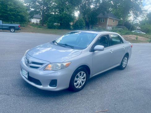 Used 2011 Toyota Corolla LE FWD image 2