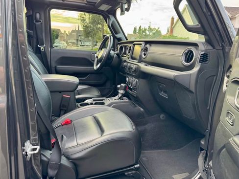 Used 2018 Jeep Wrangler Unlimited Sahara AWD/4WD image 12