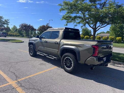 Used 2025 Toyota Tacoma TRD Off-Road AWD/4WD image 2