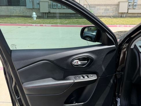 Used 2021 Jeep Cherokee Trailhawk AWD/4WD image 14