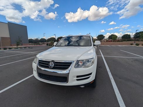 Used 2010 Volkswagen Touareg TDI image 12